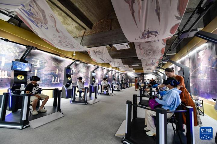 7月22日，游客線下體驗(yàn)“尋境敦煌——數(shù)字敦煌沉浸展”。新華社記者 郎兵兵 攝</p>
<p>
