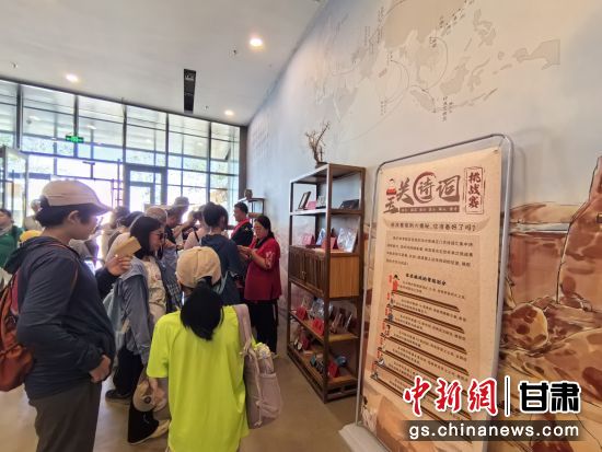 近日，玉門關(guān)遺址景區(qū)開(kāi)啟了一場(chǎng)精彩紛呈的玉關(guān)詩(shī)詞挑戰(zhàn)賽，吸引眾多游人參與其中。玉門關(guān)遺址景區(qū)供圖