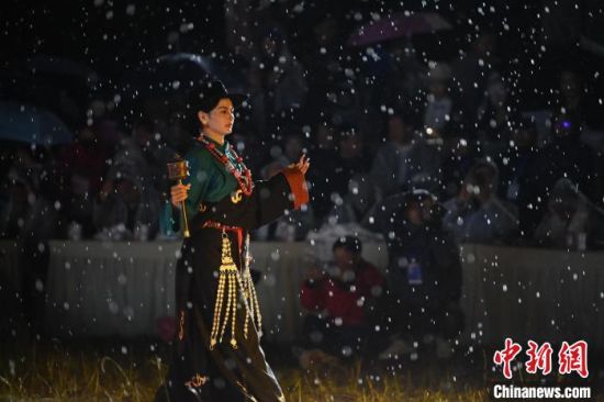 圖為2024年8月6日晚大賽現(xiàn)場(chǎng)模特進(jìn)行比賽。李亞龍 攝