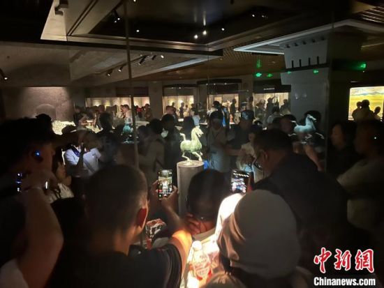 8月17日至23日，“濃濃民族情 兩岸一家親”臺灣同胞參訪團甘肅行交流活動在甘肅展開。圖為臺胞參觀甘肅省博物館。中新社記者 閆姣 攝