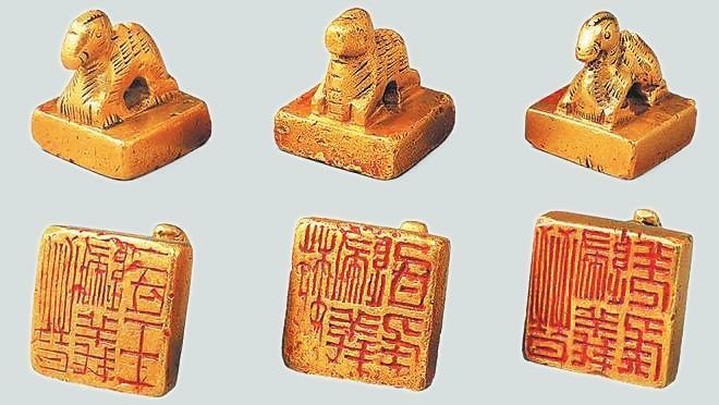 從左至右依次為“晉歸義羌侯”金印、“晉歸義氐王”金印、“魏歸義氐侯”金印