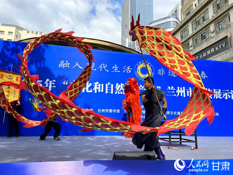 柴宗峰在2025年“文化和自然遺產(chǎn)日”蘭州市非遺宣傳展示活動(dòng)中表演舞獅。人民網(wǎng)記者 焦隆攝