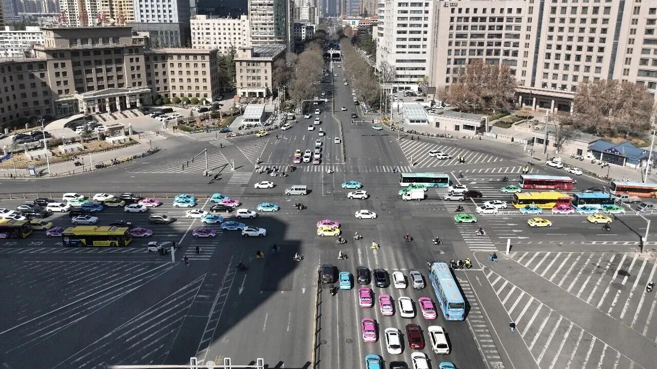 這里的交警N多操作，主打一個(gè)“暢通無阻”