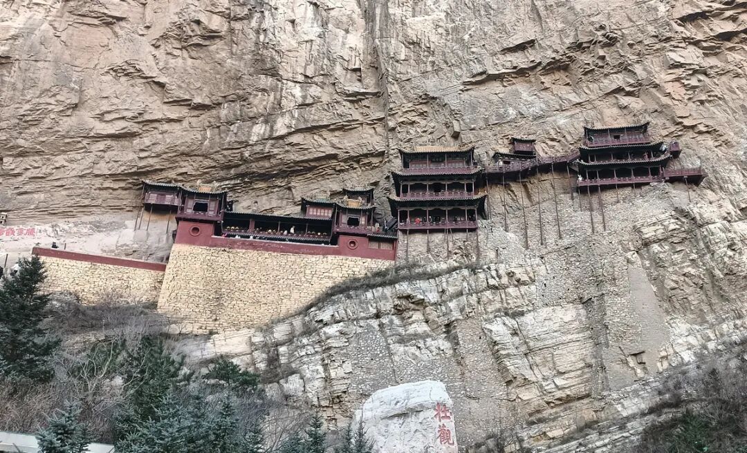 央視曝光懸空寺景區(qū)亂象：門(mén)票售罄后還能加價(jià)代買(mǎi)、黑車(chē)攬客到落石區(qū)拍照…當(dāng)?shù)鼗貞?yīng)